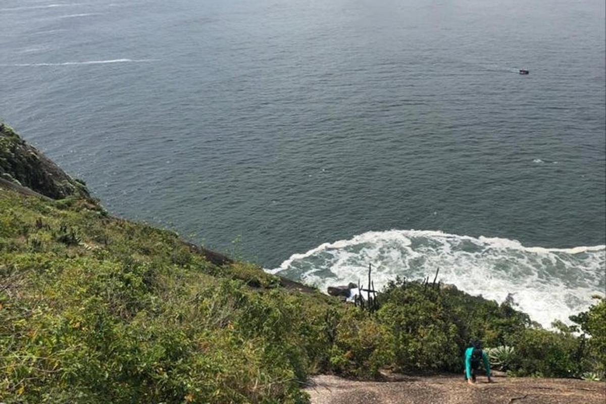 osoba stojící na kopci poblíž oceánu