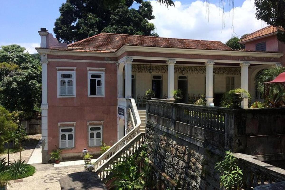 стара кућа са каменом оградом испред ње