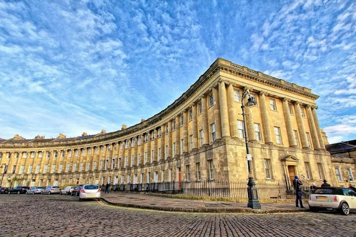 un grande edificio con auto parcheggiate di fronte