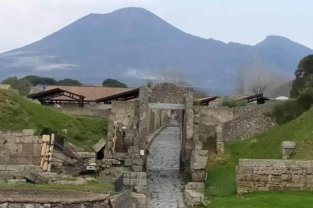 un edificio in pietra con una montagna sullo sfondo