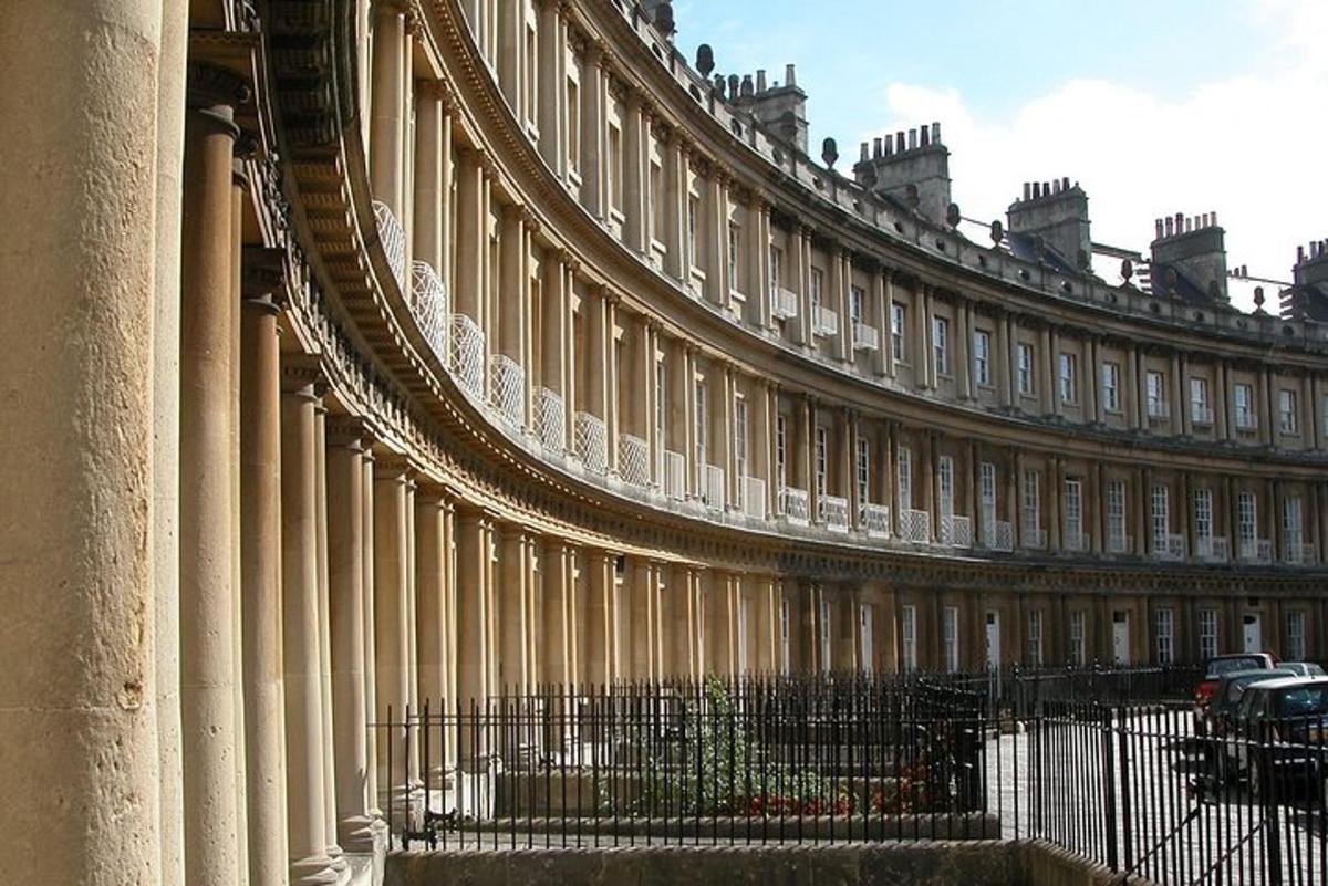 un grande edificio con una recinzione di fronte