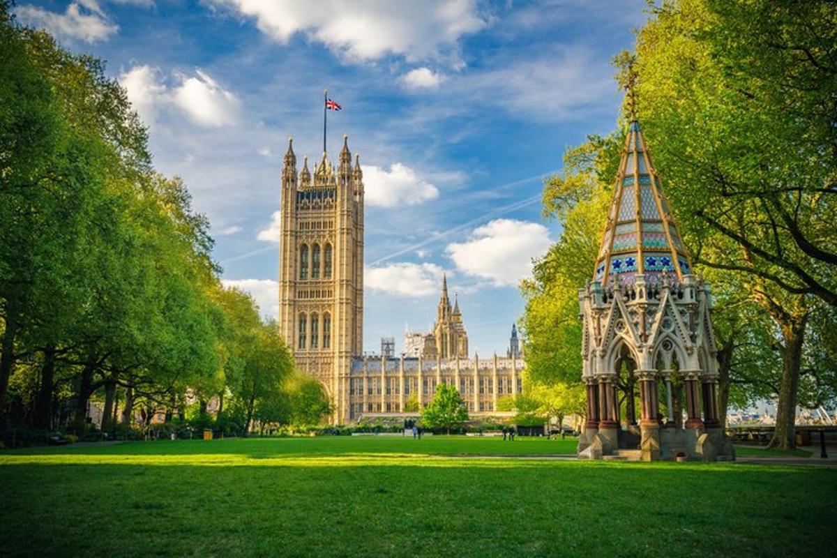 hoone torni ja Big Beniga Londonis