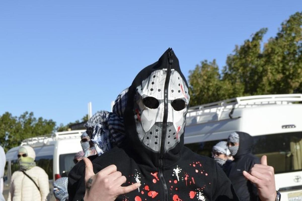 una persona che indossa una maschera antigas e alluminati