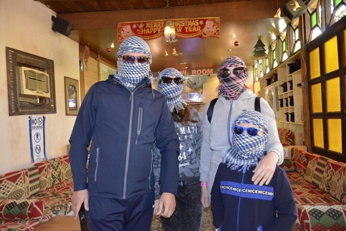 skupina tří lidí s rouškami na obličeji