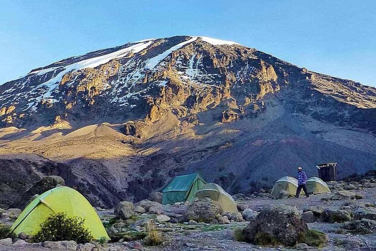 مجموعة من الخيام أمام الجبل