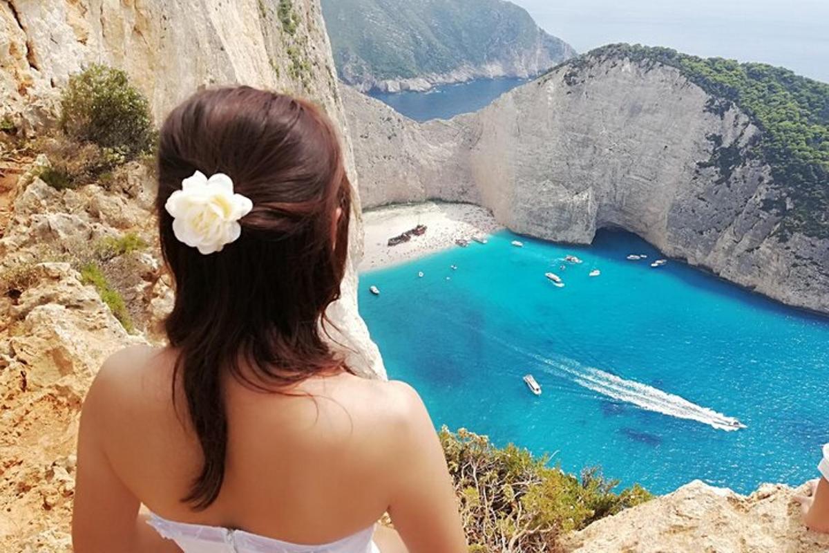 žena s květinou ve vlasech s výhledem na jezero