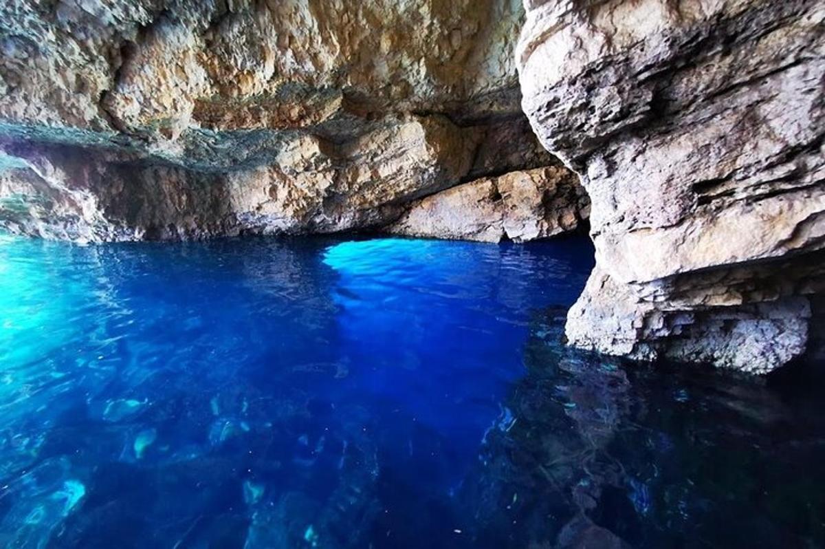 uma piscina de água azul em uma caverna