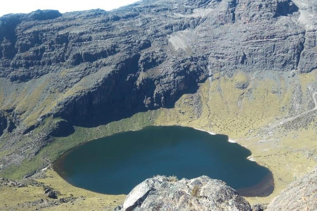 una vista aerea di un cratere in una montagna