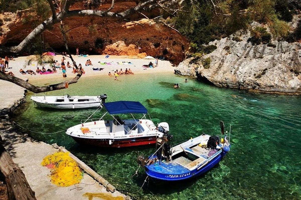 dois barcos na água em uma praia
