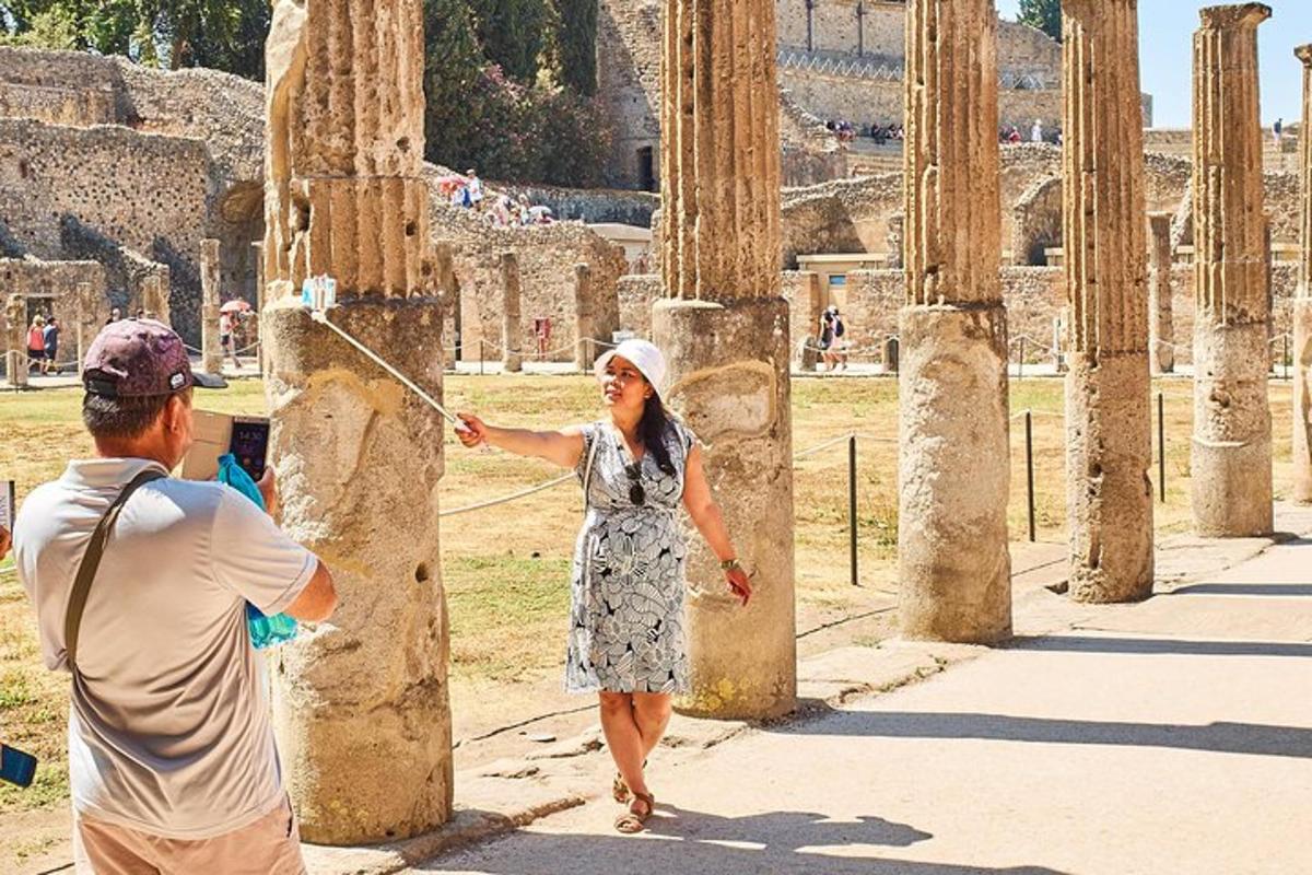 امرأة ترتدي فستانًا تلعب بعمود في الأنقاض