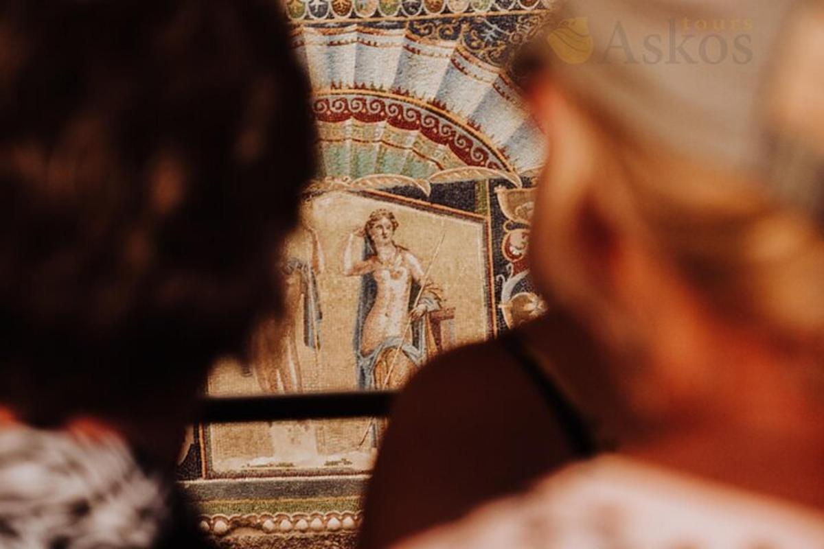 um grupo de pessoas olhando para um mosaico em uma igreja