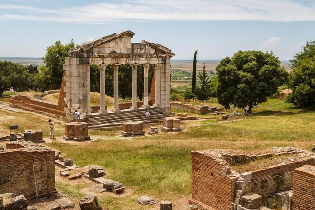 ένα αρχαίο κτίριο με κίονες σε ένα χωράφι
