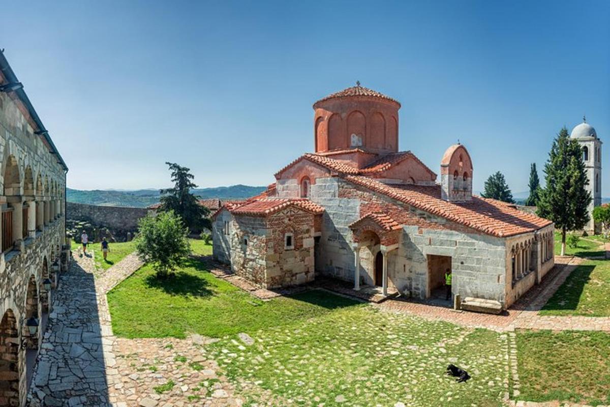 ένα παλιό πέτρινο κτίριο με έναν πύργο στην κορυφή του