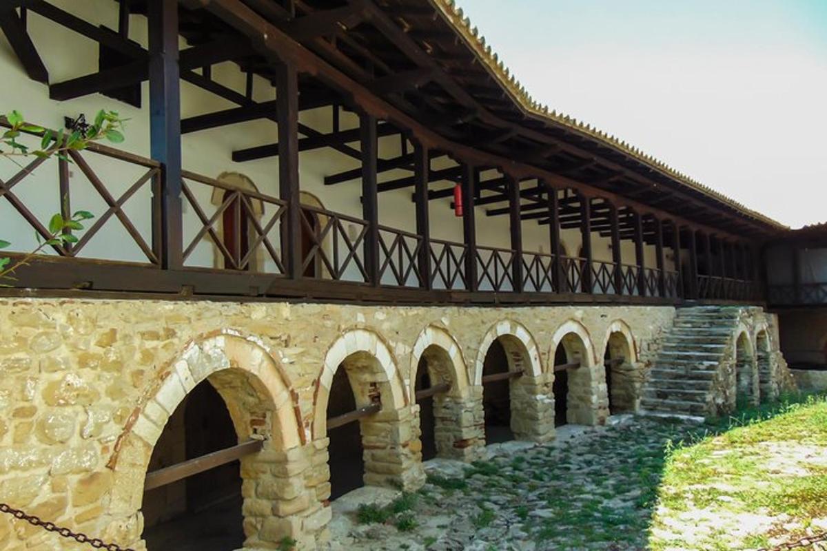 μια πέτρινη γέφυρα με καμάρες σε ένα κτίριο