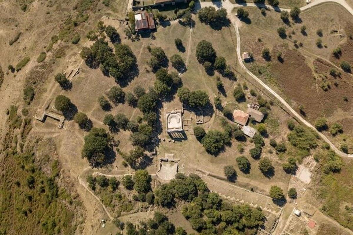 Μια εναέρια άποψη ενός παλιού σπιτιού με δέντρα