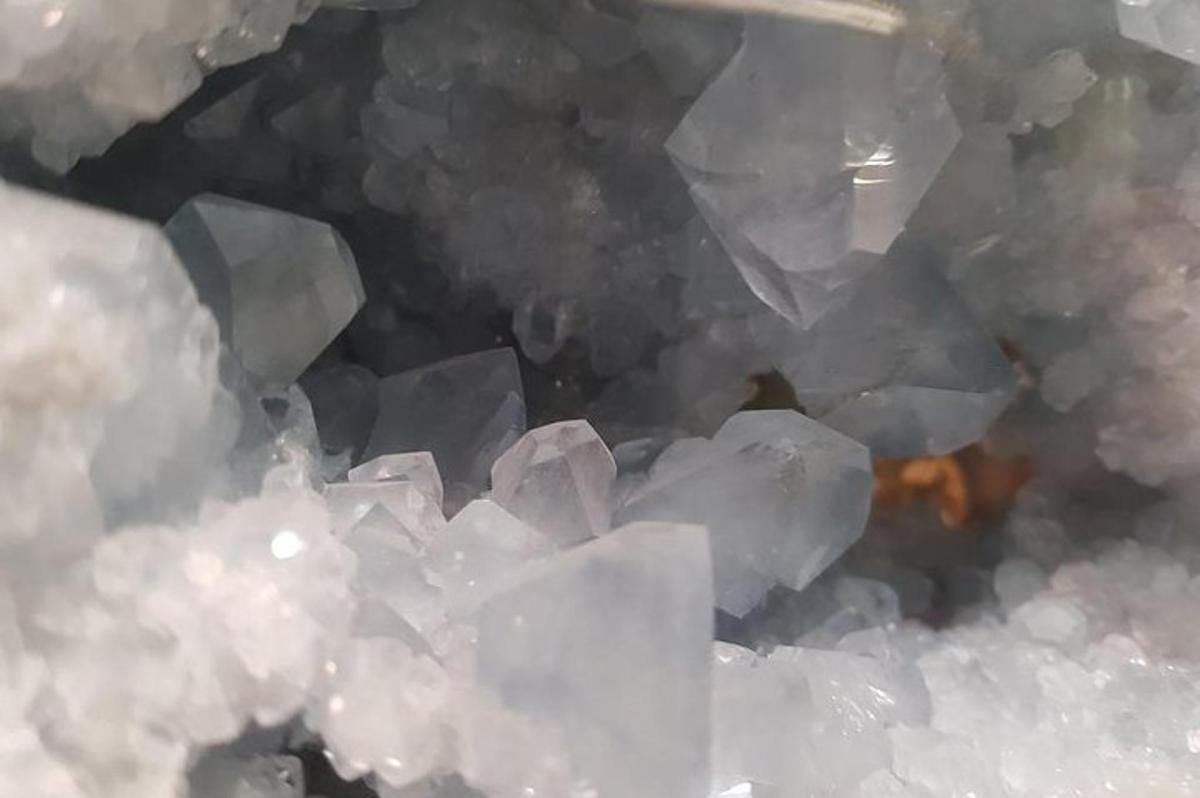 bir masanın üzerinde bir buz kristali yığını