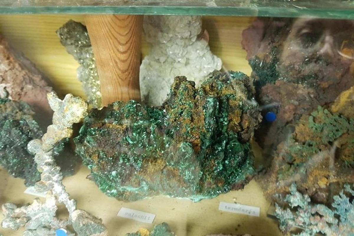 bir masanın üzerinde bir grup kaya ve mineral