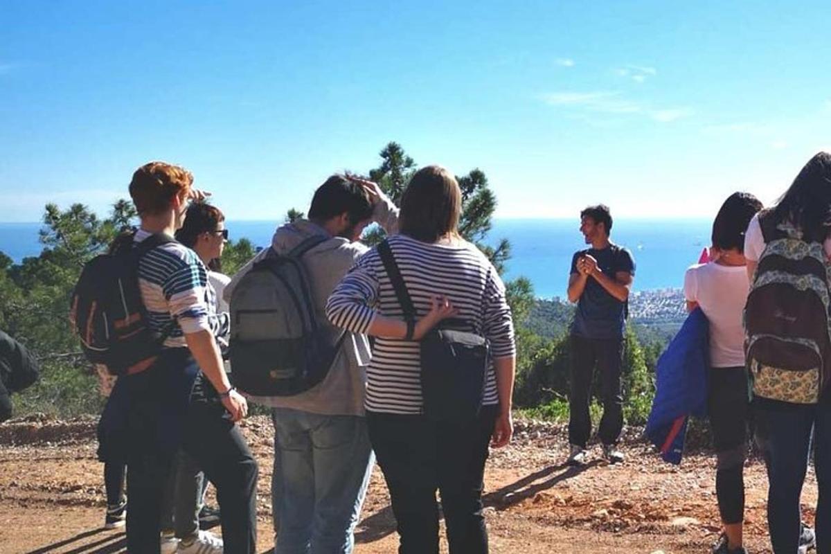 isang grupo ng mga tao na nakatayo sa tuktok ng isang bundok