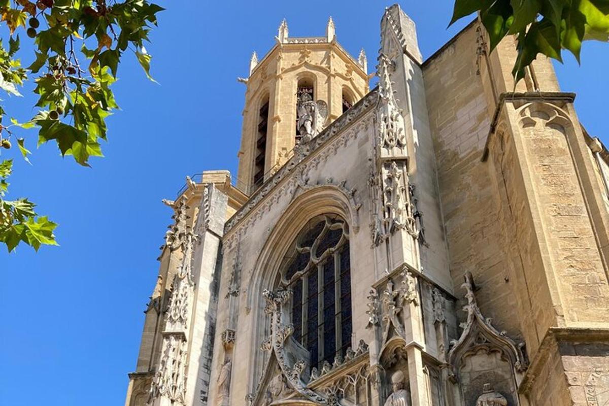 un edificio con una torre dell'orologio in cima