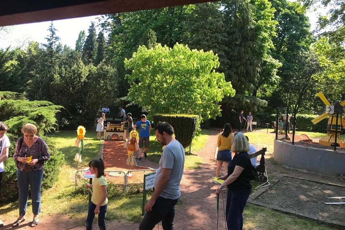 skupina ljudi, ki stojijo naokoli v parku