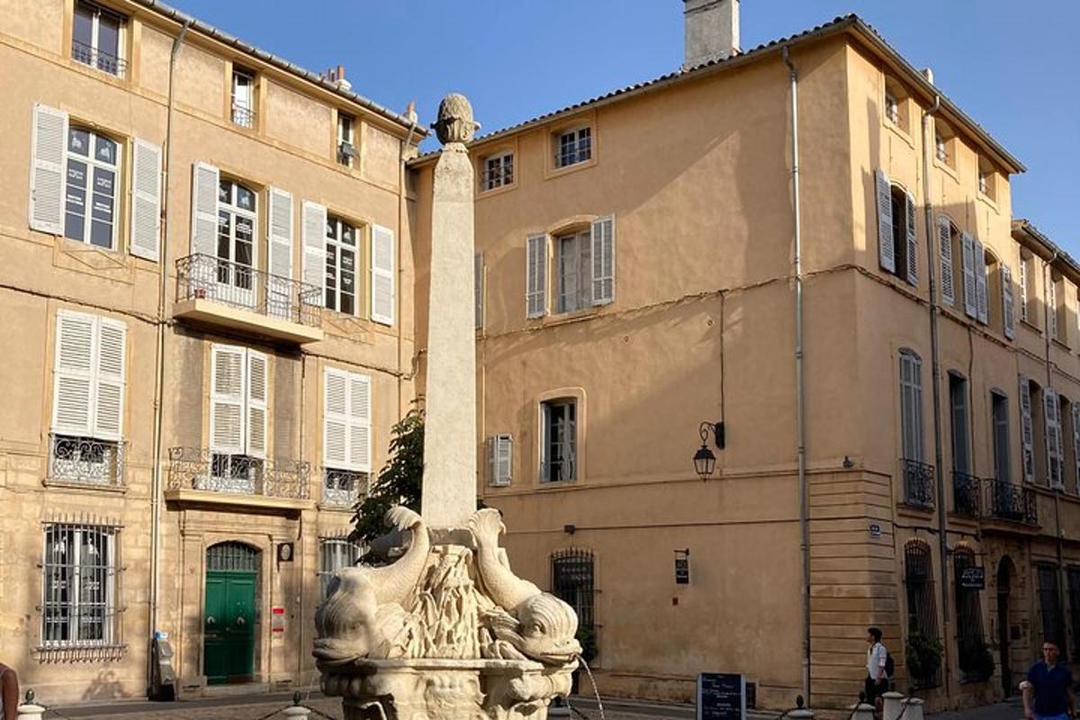 una fontana di pietra di fronte a un edificio