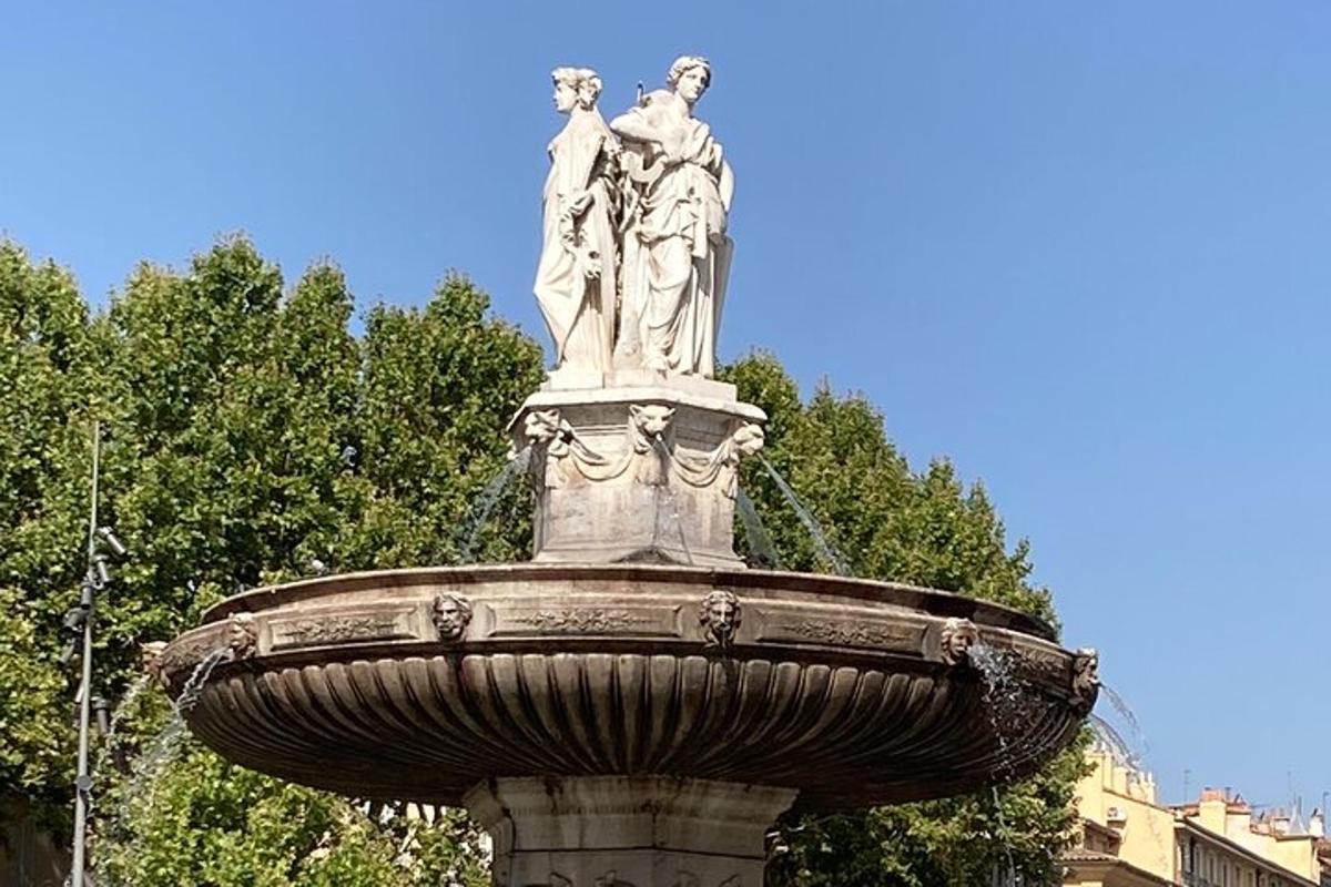 una statua di due donne sedute in cima a una fontana