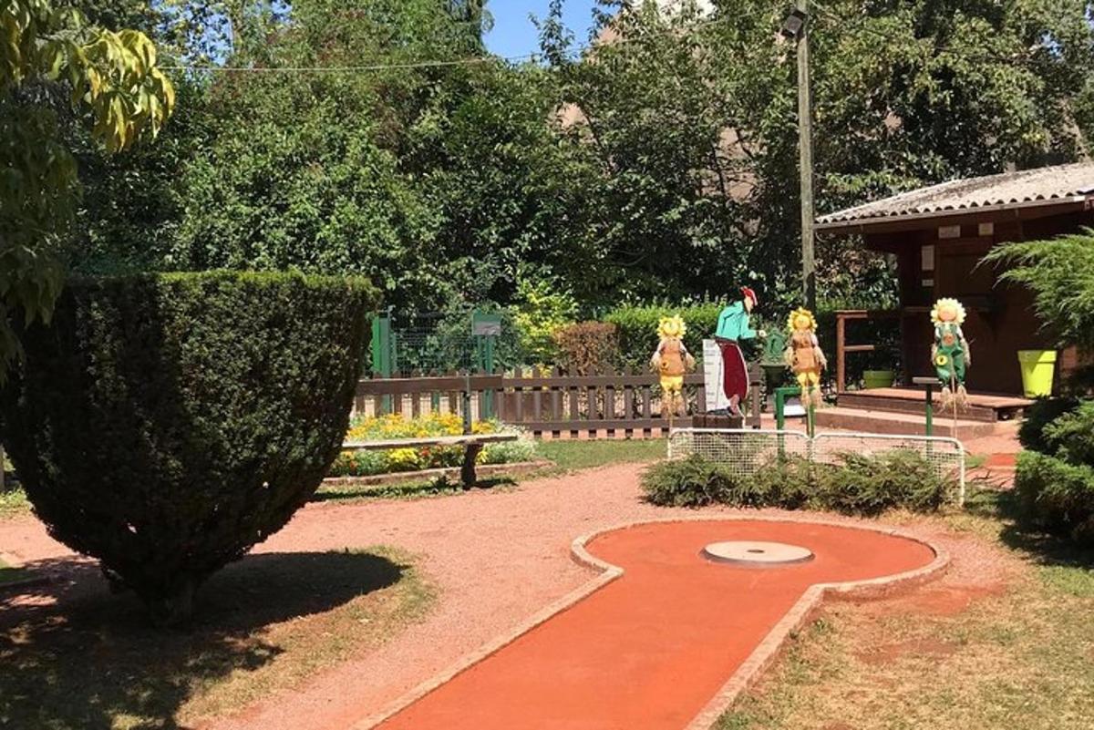 vrt s parkom in ljudmi v ozadju