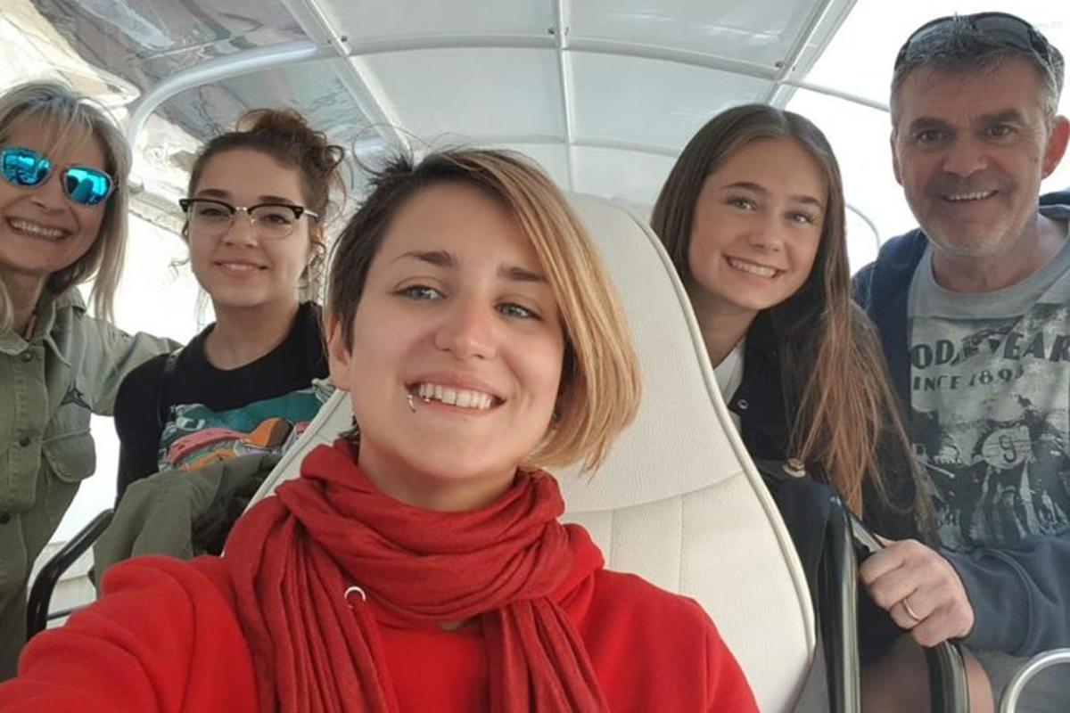skupina lidí sedících v autobuse