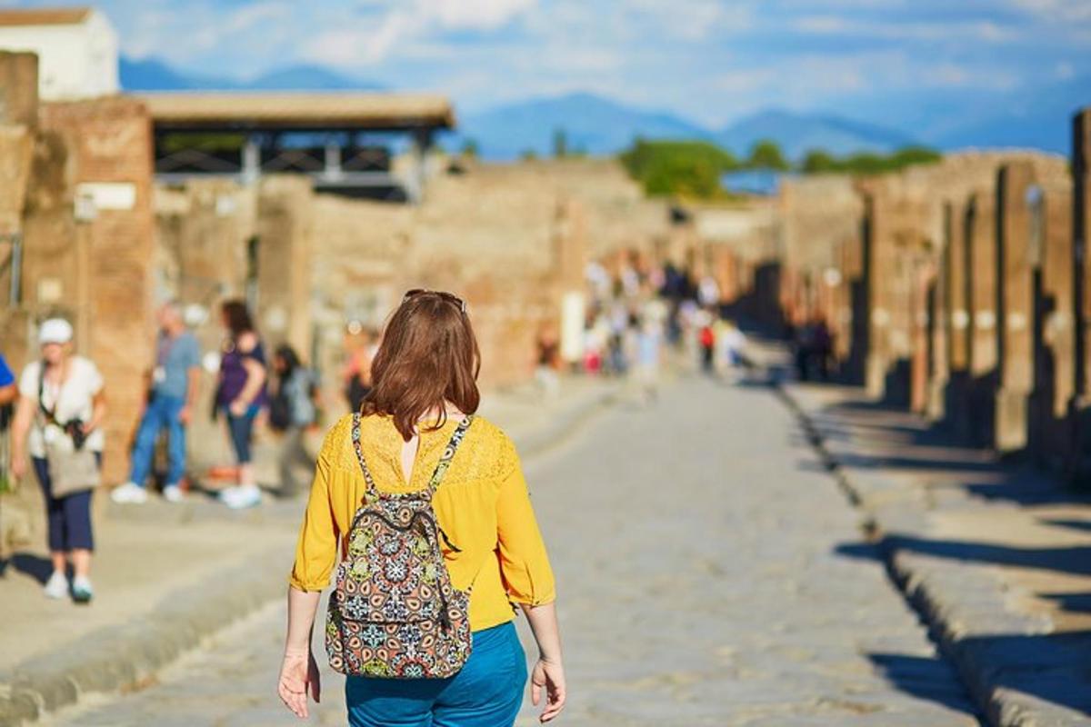 una mujer caminando por la calle con una mochila