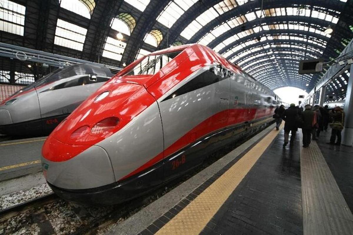 dua kereta api di landasan di stesen kereta api