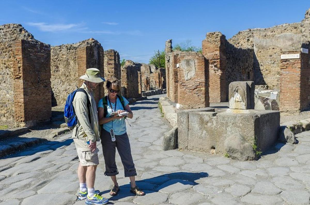 Un hombre y una mujer de pie entre las ruinas.