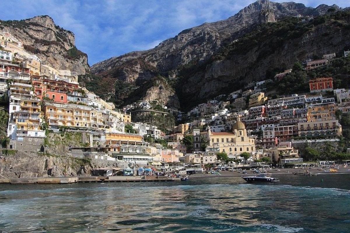 o vedere a unui oraș pe coasta unui munte