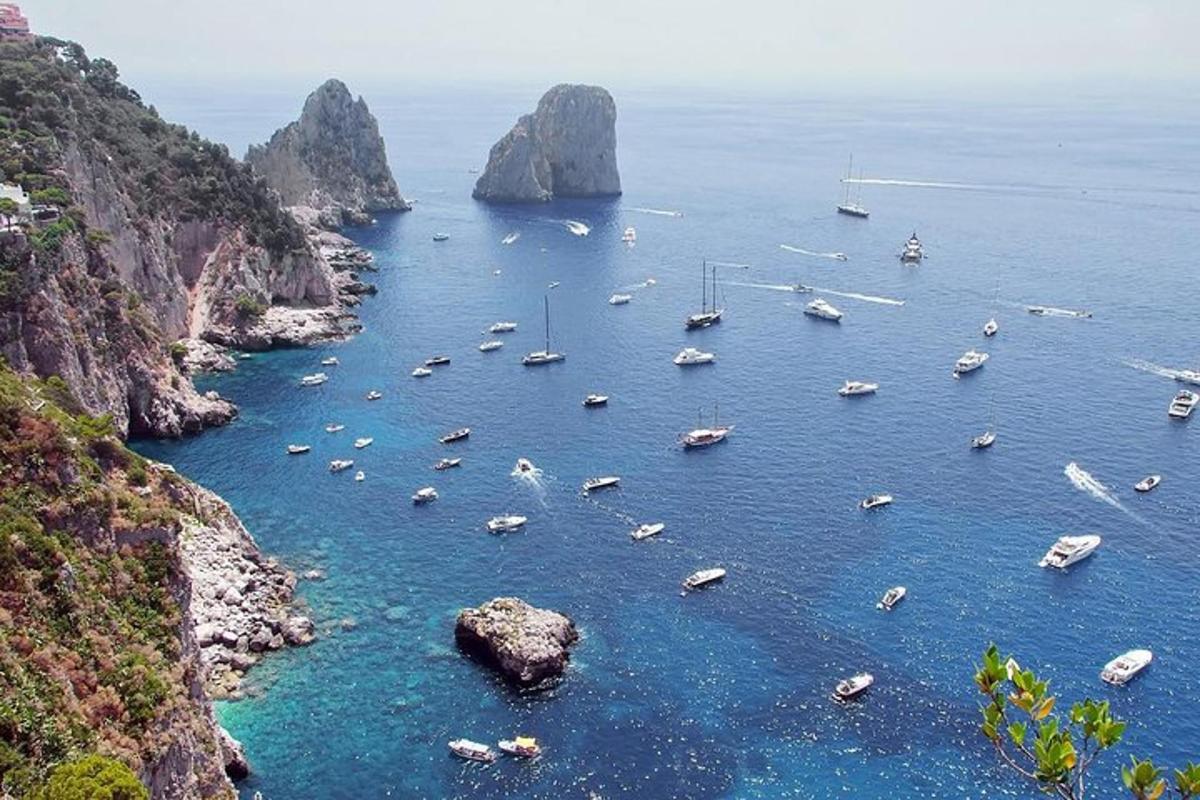 um grupo de barcos em um grande corpo d'água