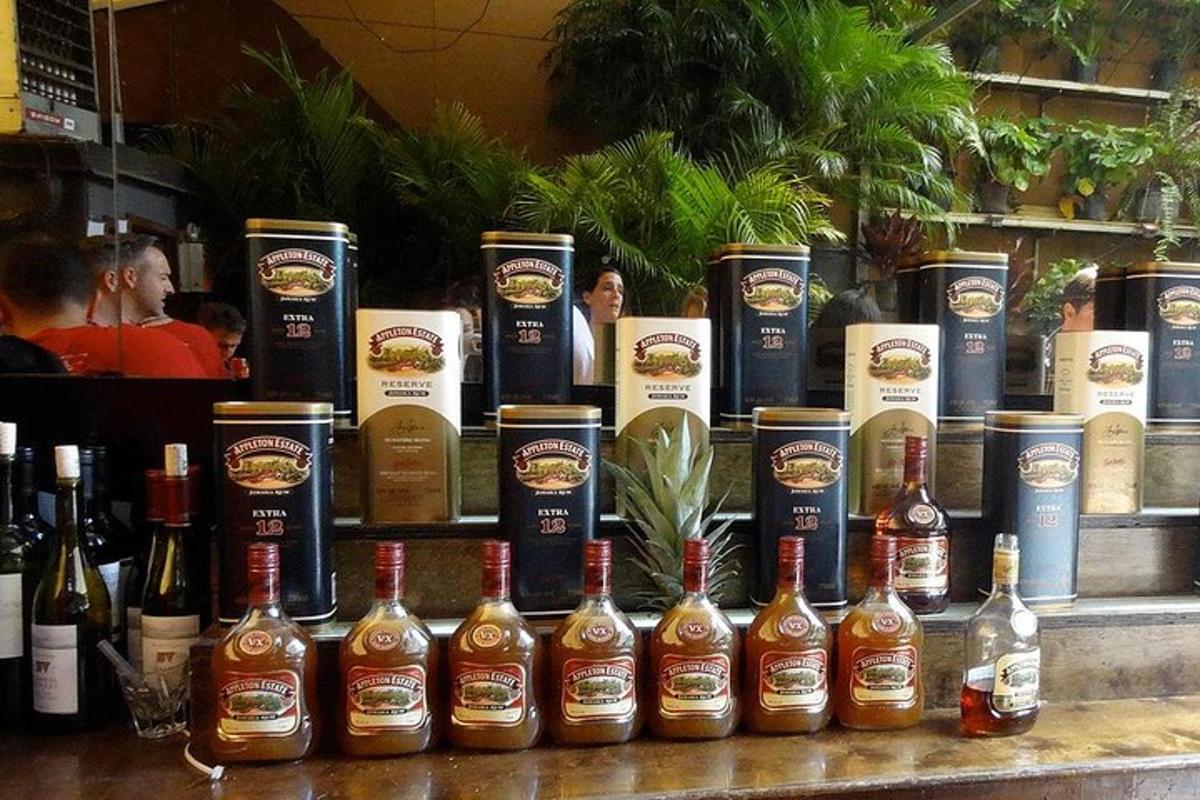 vystavení lahví s alkoholem na pultu
