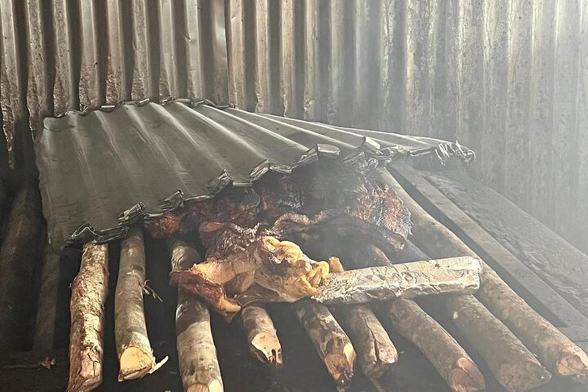grill z dużą ilością jedzenia na nim