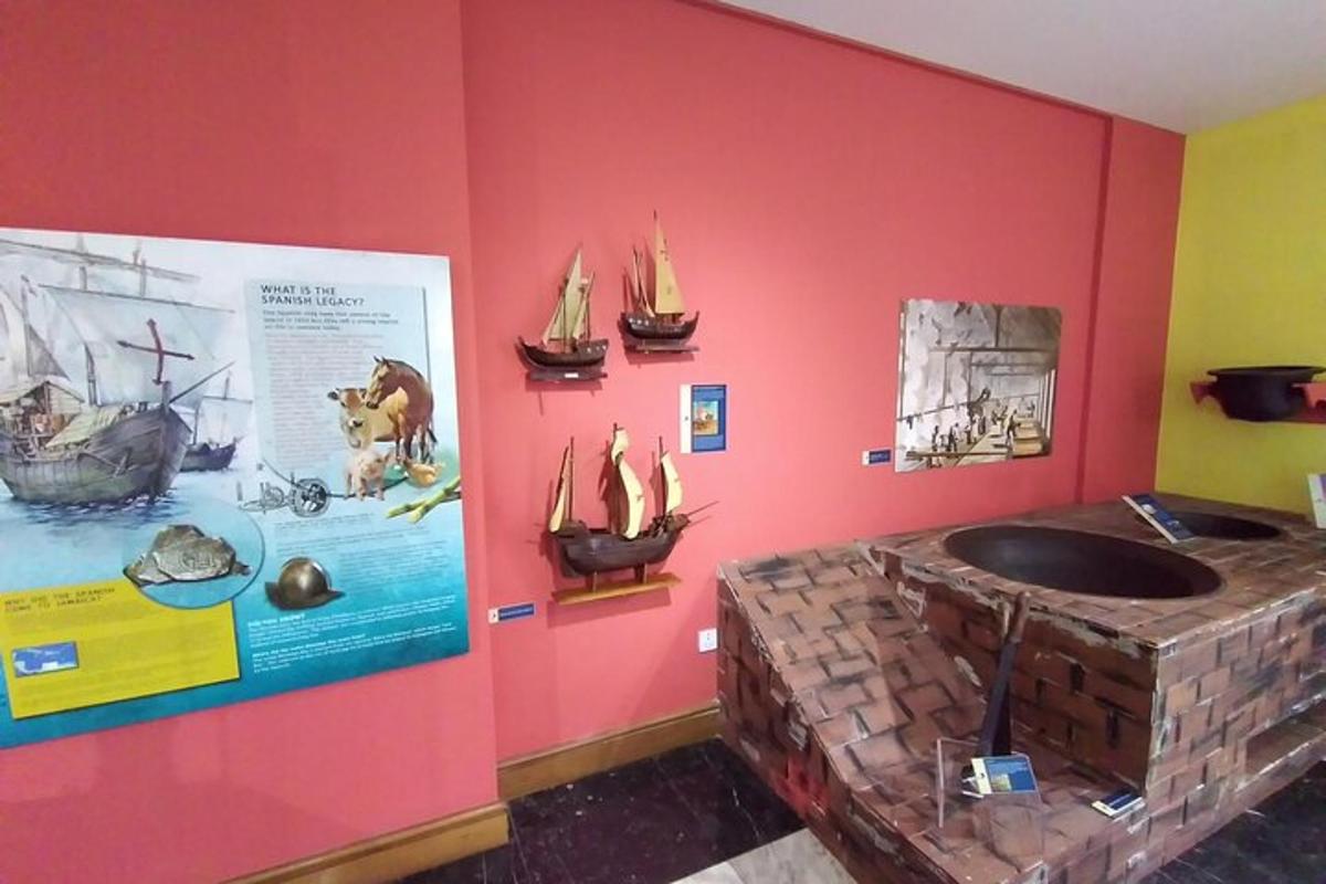 místnost s kamenným umyvadlem a zdí s loděmi