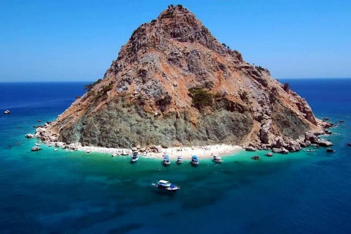 sebuah pulau di lautan dengan perahu di dalam air