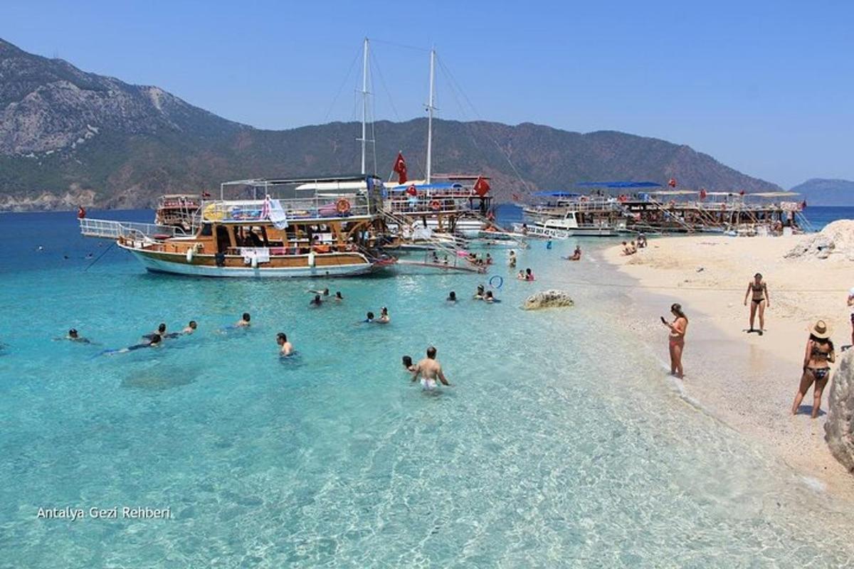 sekumpulan orang di dalam air di pantai dengan bot