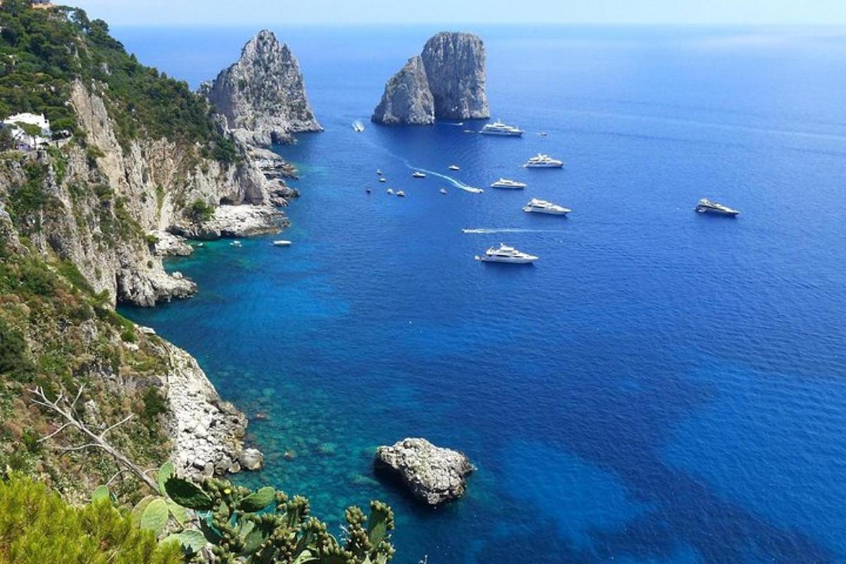 un gruppo di barche in un grande specchio d'acqua