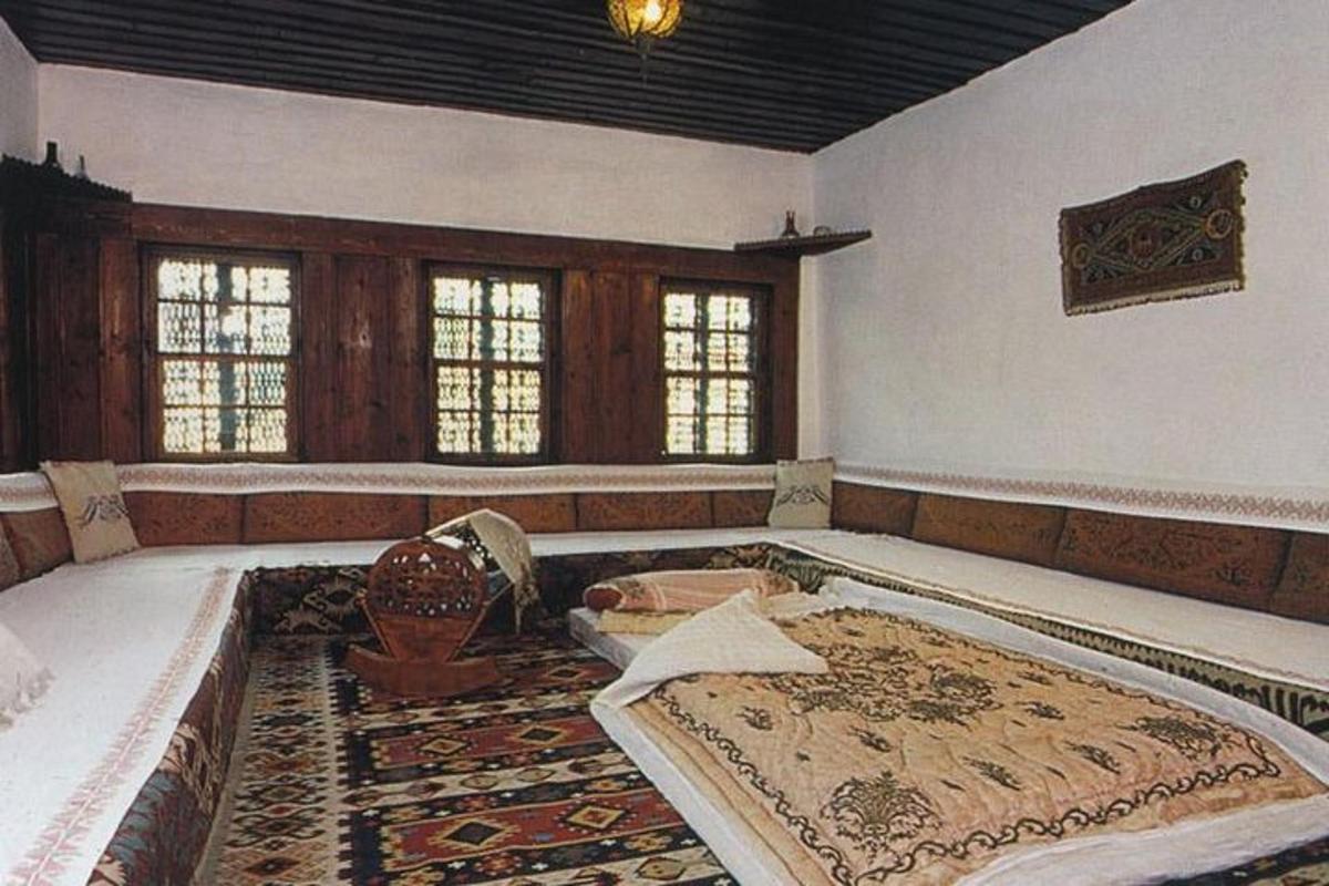 Una habitación grande con una cama grande y una alfombra.