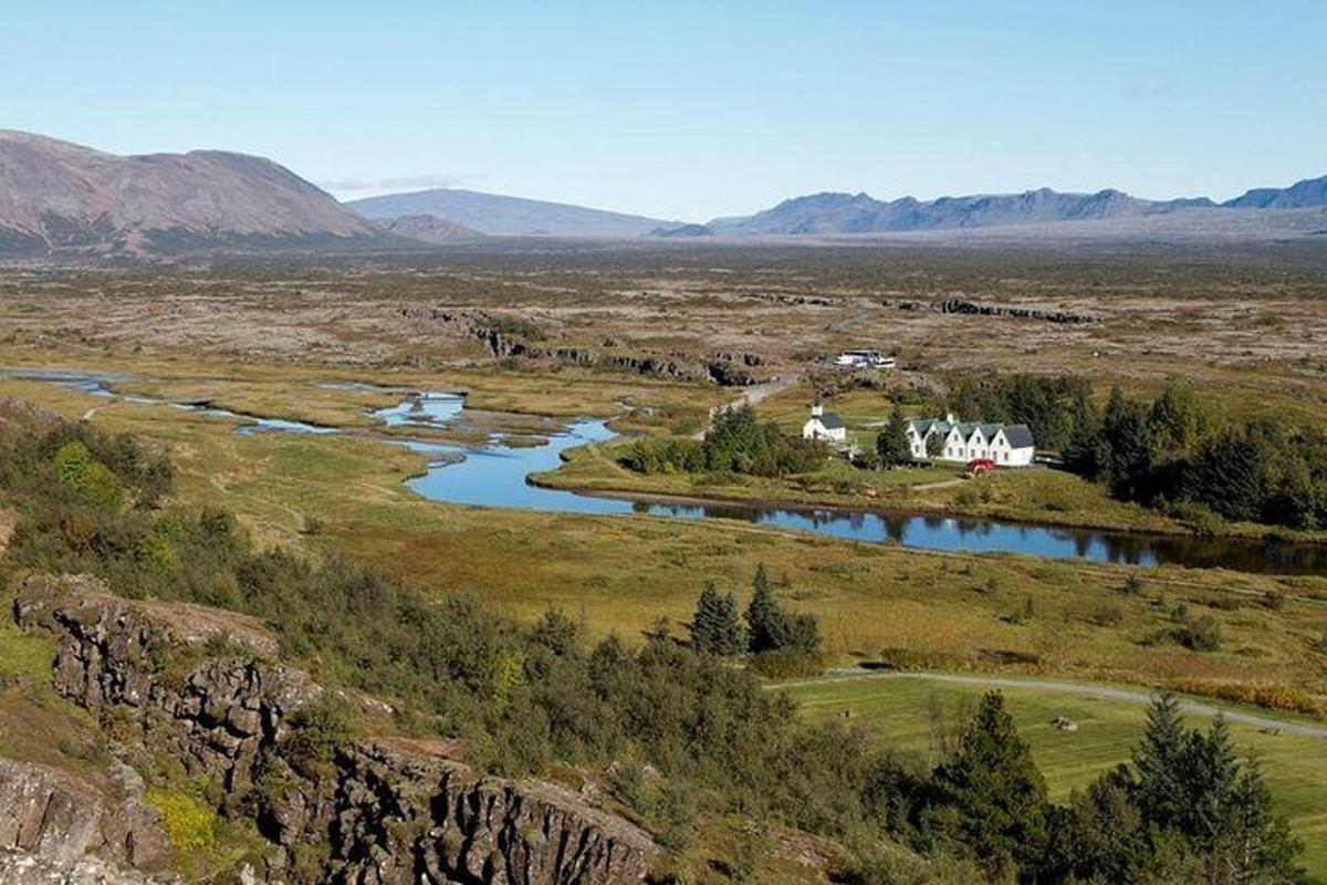una vista aèria d'una vall amb una casa i un riu