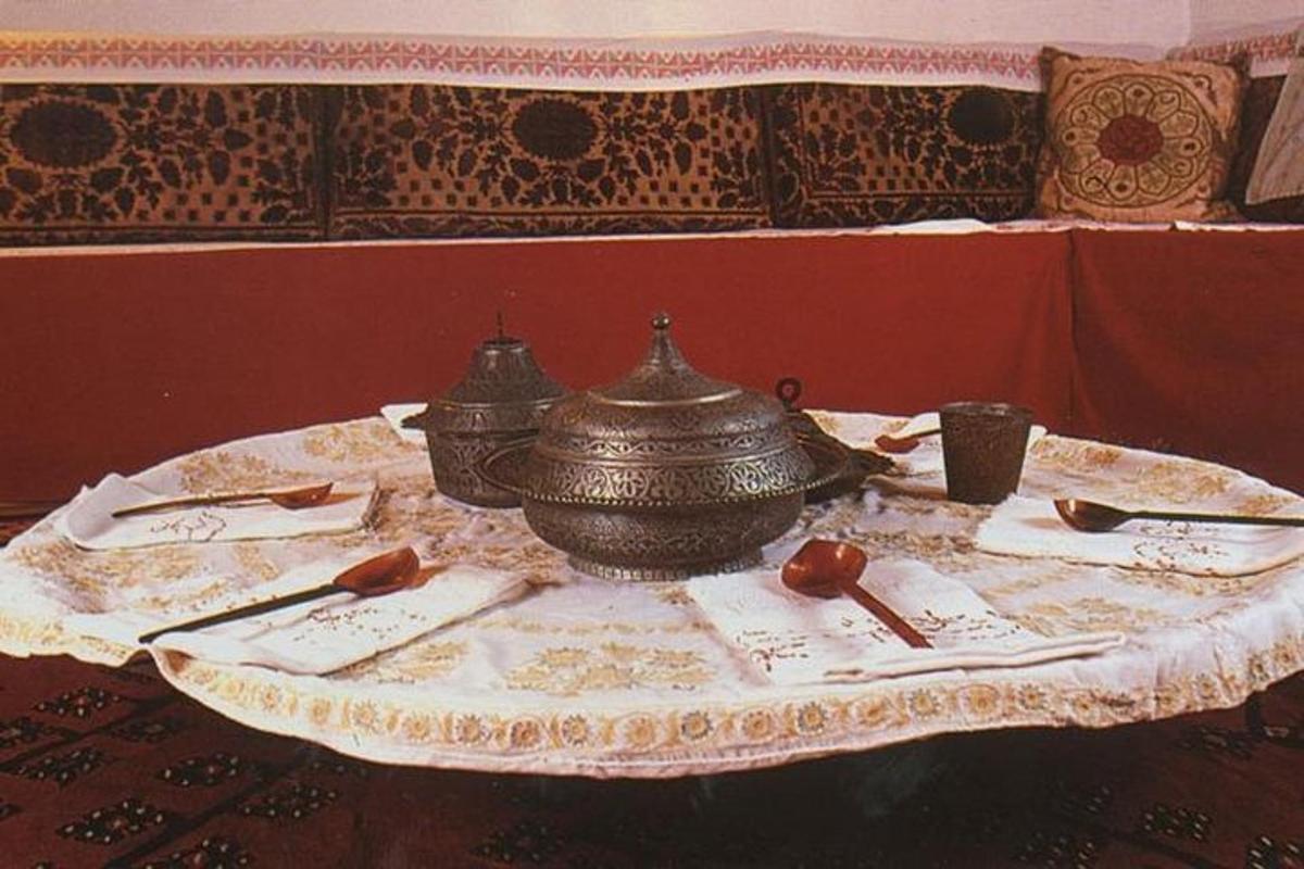 Una mesa con una tetera encima