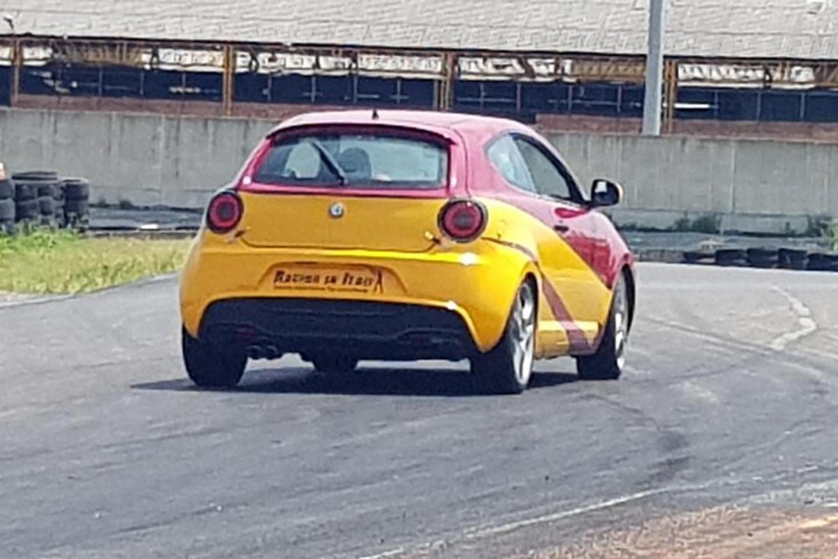 malé žluté a červené auto na silnici