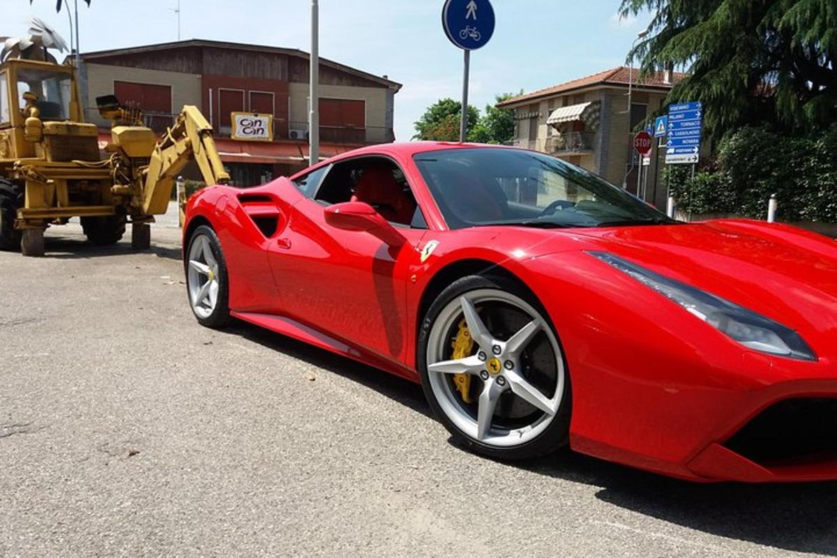 červené auto je zaparkované na ulici