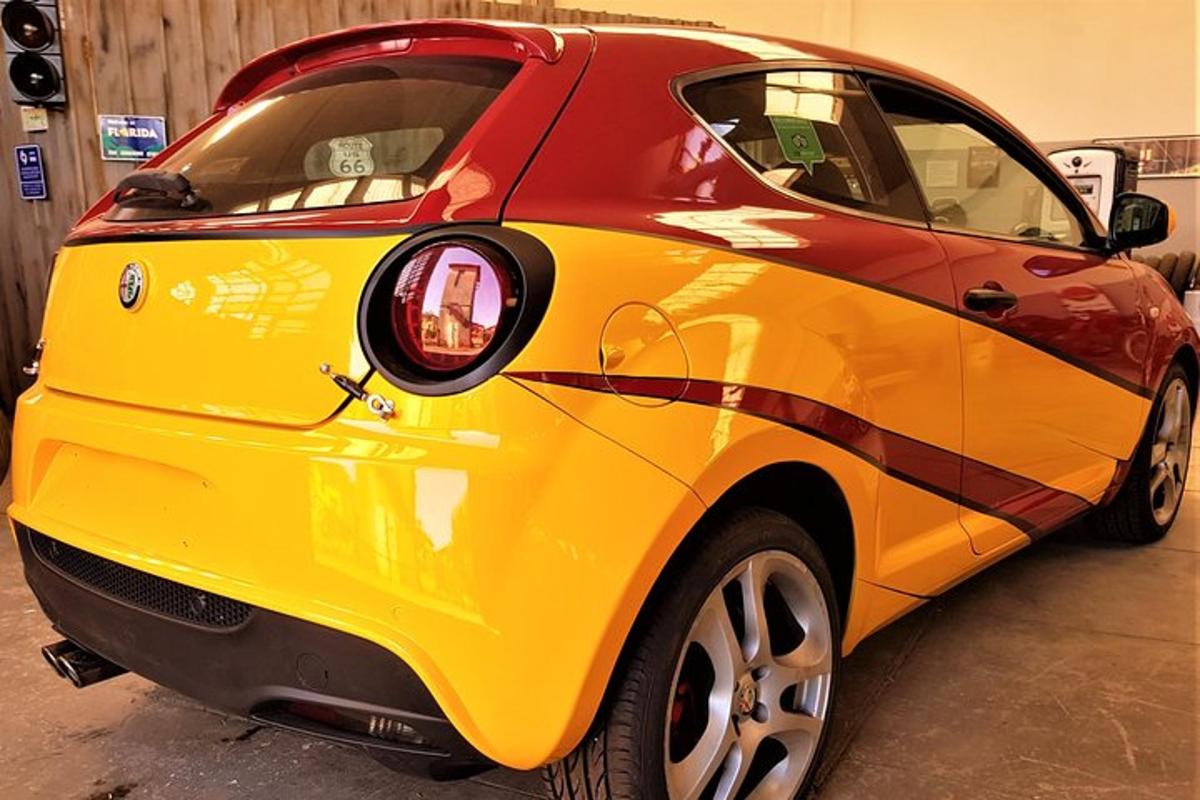 malé žltočervené auto zaparkované v garáži