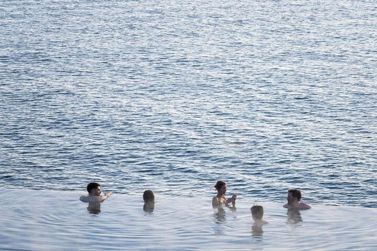 un gruppo di bambini che nuotano nell'acqua