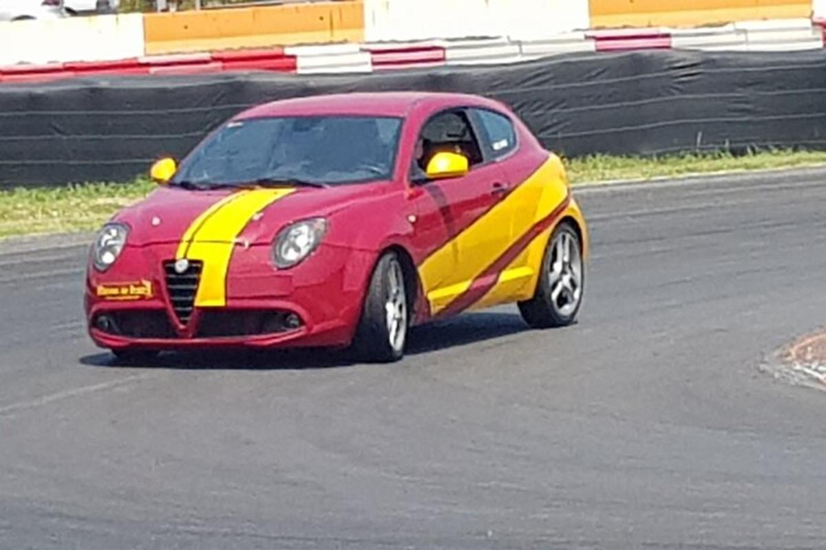 červené a žlté auto na pretekárskej dráhe