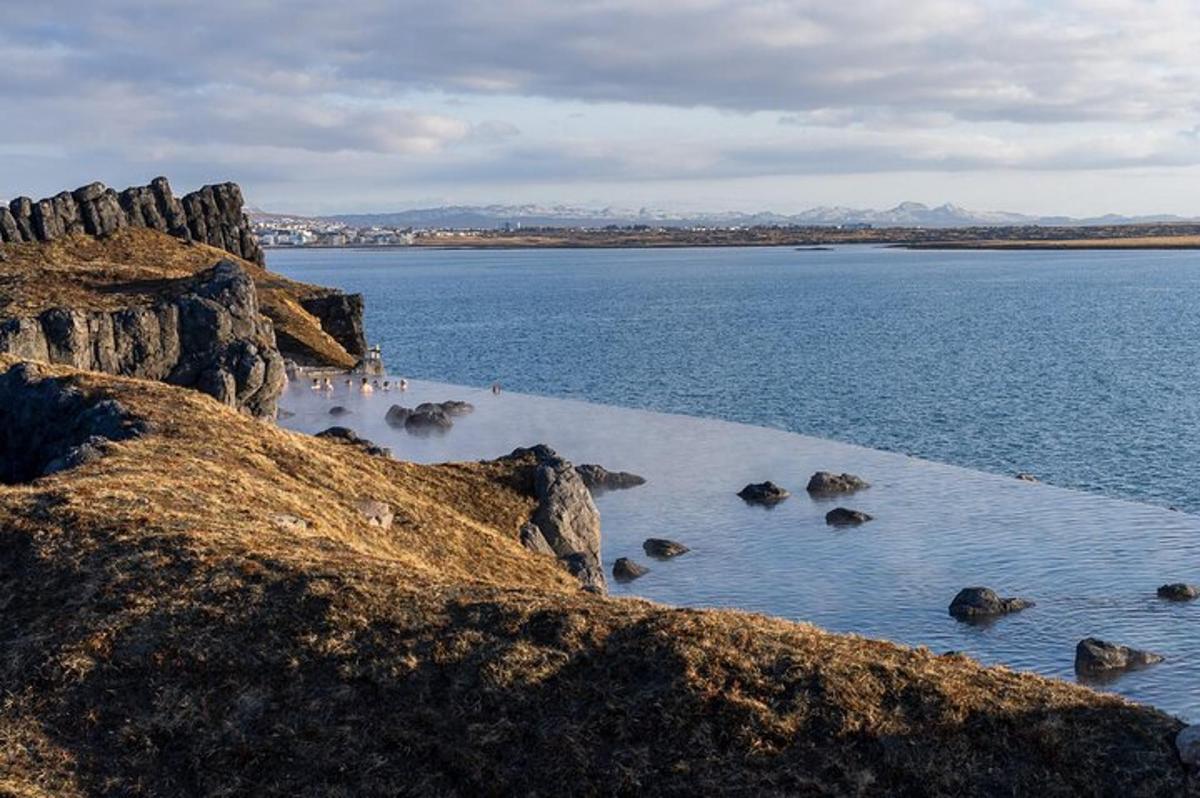 un grande specchio d'acqua con rocce nell'acqua
