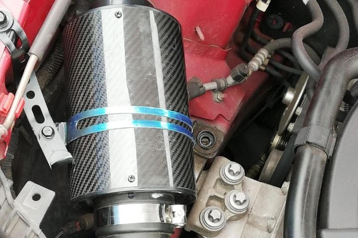 detailný záber na motor motocykla s modrým pásom