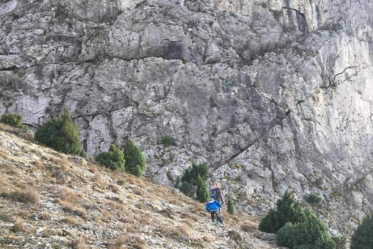 inimene, kes seisab künkal kaljuse mäe lähedal